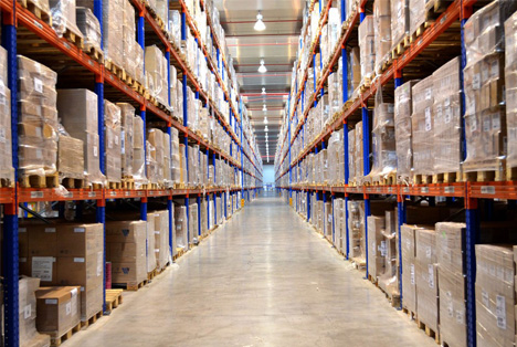 Estanterías para un correcto almacenamiento evitando remontar la mercancía y posibles incidencias por aplastamiento.