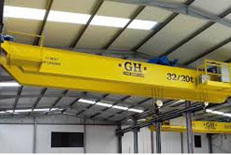 32 t overhead crane with specialized personnel for the handling of industrial machinery, coils...