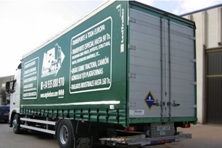 Camiones lona desde 1.500 Kg. hasta 16 ton para carga lateral, trasera o superior con puerta elevadora.