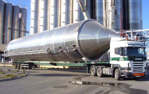 Camions extensibles jusqu’à 29 mètres avec essieux rotatifs pour charges lourdes jusqu’à 40 tonnes. Idéal pour le chargement de réservoirs