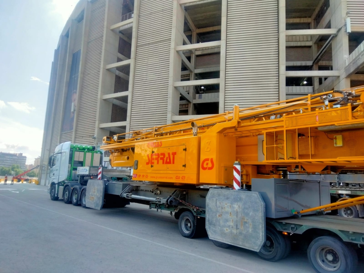 Transporte de la grúa más potente de España para el Camp Nou